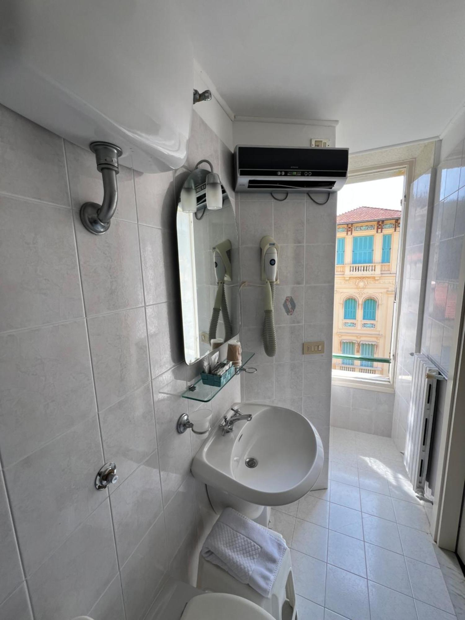 Hotel Petit Royal Ospedaletti Exteriör bild